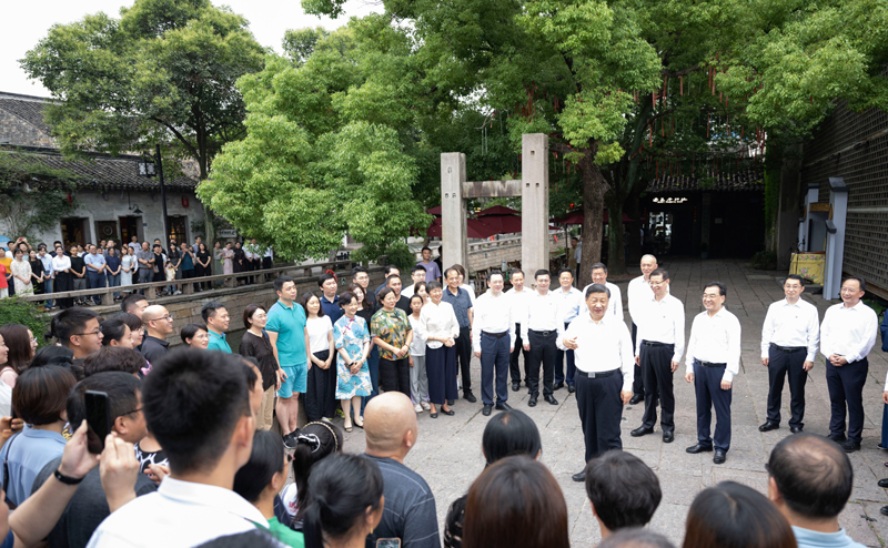 7月5日至7日，中共中央總書記、國家主席、中央軍委主席習(xí)近平在江蘇考察。這是6日上午，習(xí)近平在蘇州平江歷史文化街區(qū)，同當(dāng)?shù)鼐用窈陀慰陀H切交流。