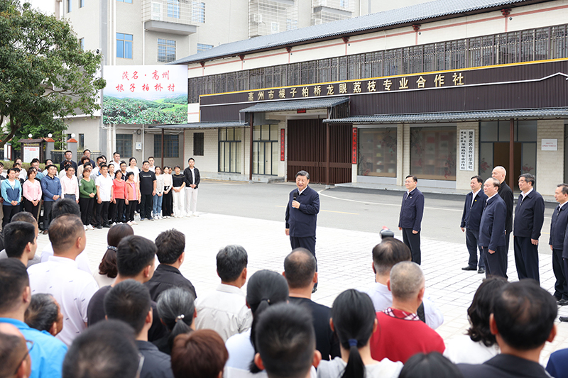 4月10日至13日，中共中央總書記、國家主席、中央軍委主席習(xí)近平在廣東考察。這是11日下午，習(xí)近平在茂名高州市根子鎮(zhèn)柏橋村同村民親切交流。